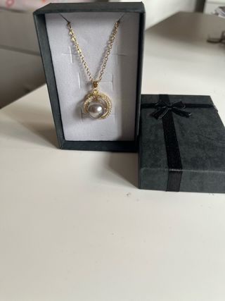 Collar chapado oro de 18 kilates con perla gris