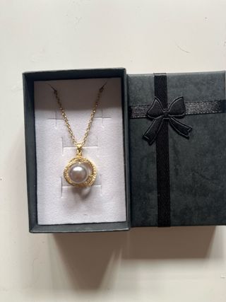Collar chapado oro de 18 kilates con perla gris