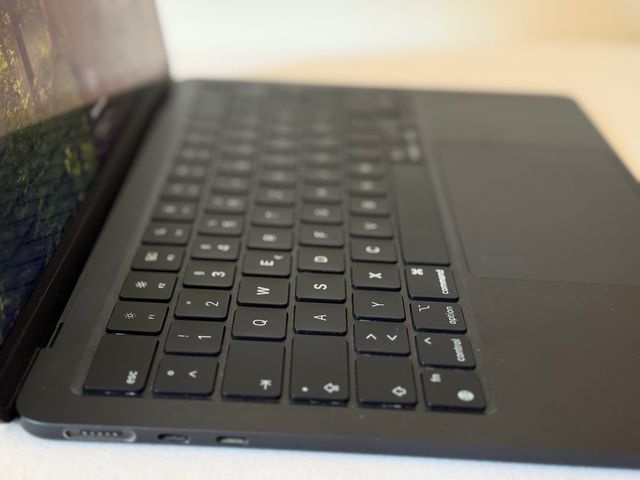 MacBook Air M2 13.6 8GB Medianoche + Caja 