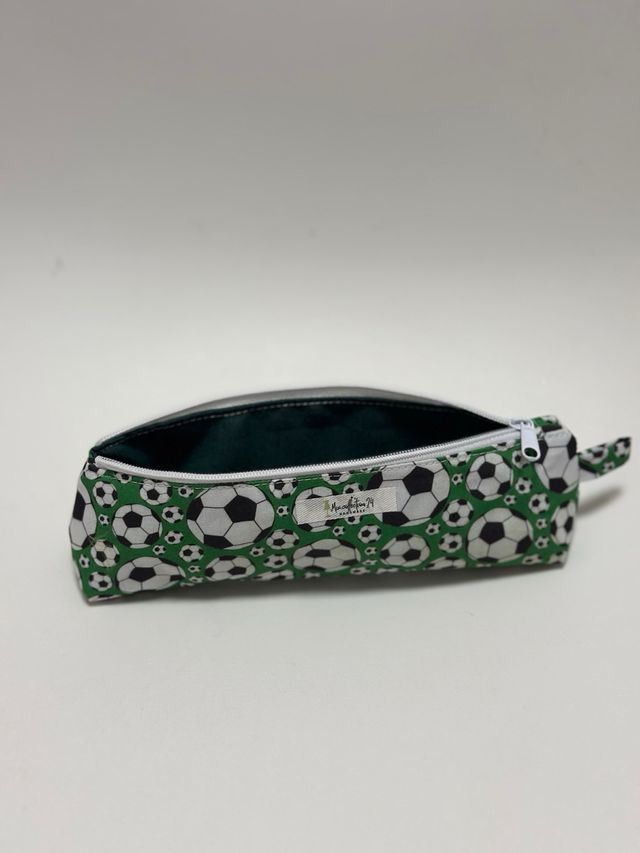 Estuche escolar con diseño de personajes