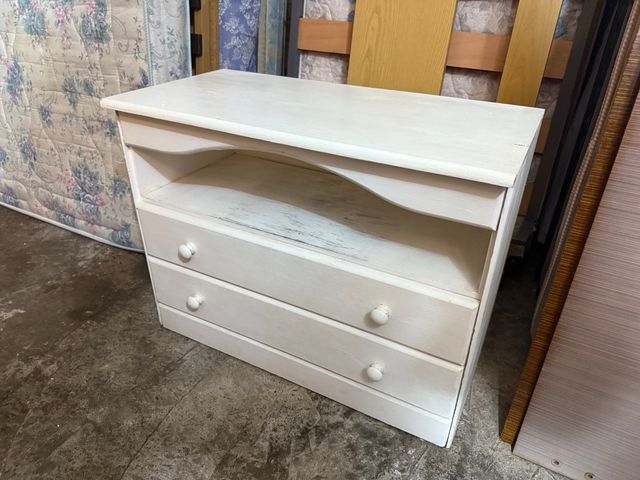 Cómoda auxiliar de madera blanca