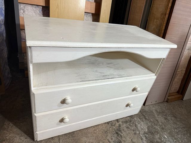 Cómoda auxiliar de madera blanca