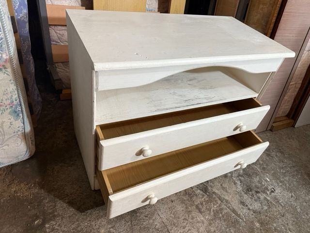 Cómoda auxiliar de madera blanca