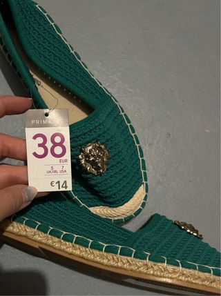 Alpargatas verdes con tachuela de un león dorado