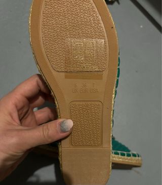 Alpargatas verdes con tachuela de un león dorado