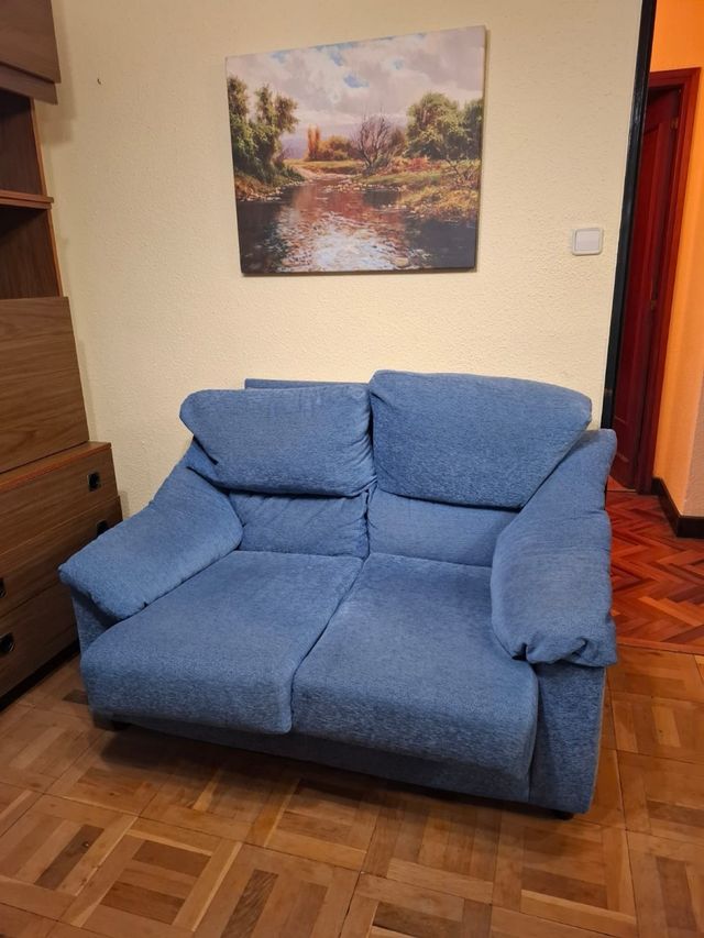 Sofá de tela azul