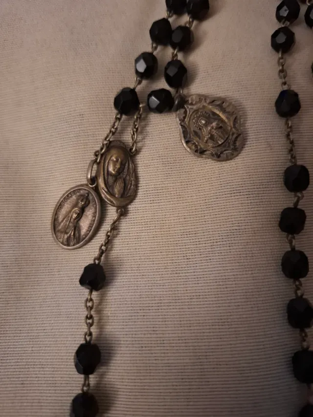 Rosario azabache con medallas de plata
