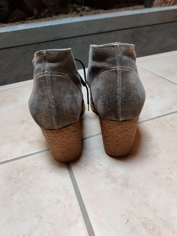 Tronchetti scamosciati grigi con tacco