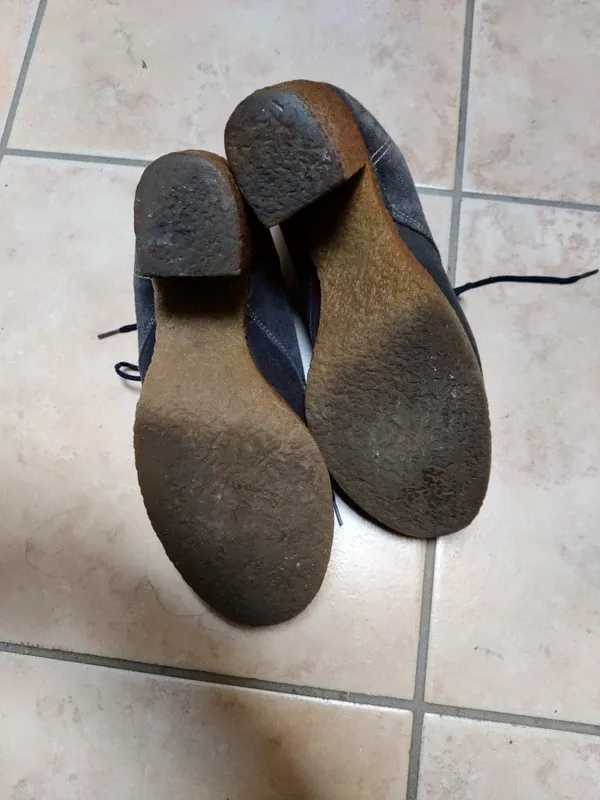 Tronchetti scamosciati grigi con tacco