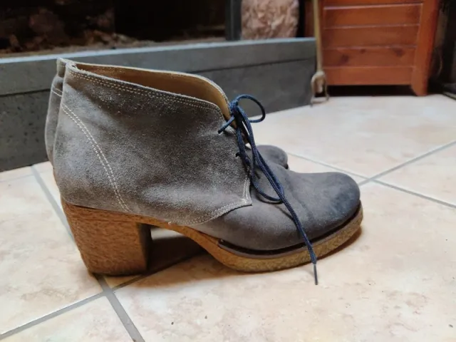 Tronchetti scamosciati grigi con tacco