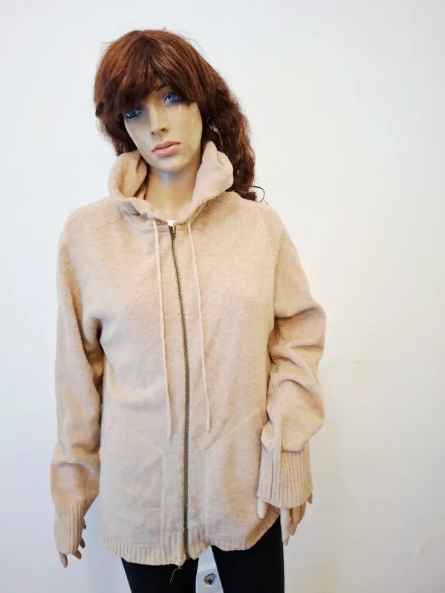 Sudadera beige con cremallera