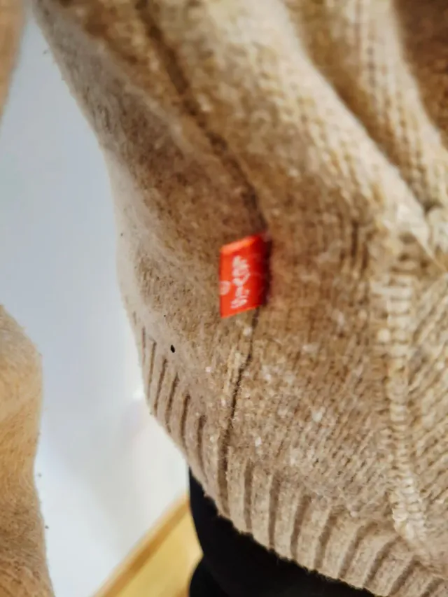 Sudadera beige con cremallera