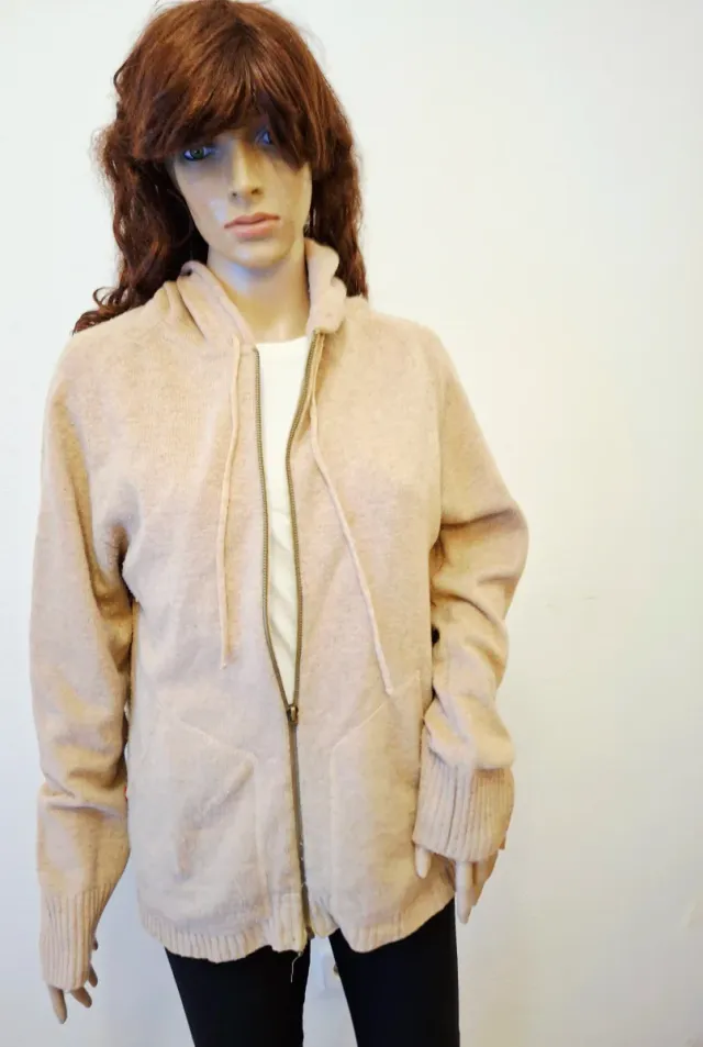 Sudadera beige con cremallera