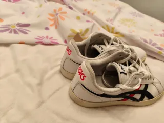 Zapatillas ASICS Hombre Blancas y Rojas