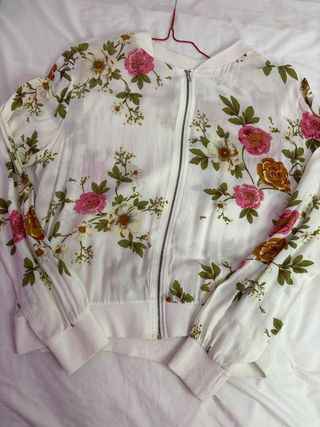 Chaqueta bomber floral blanca