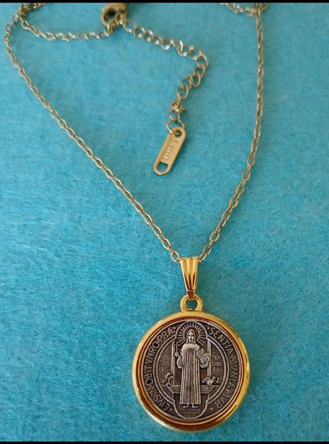 Medalla de San Benito con cadena dorada