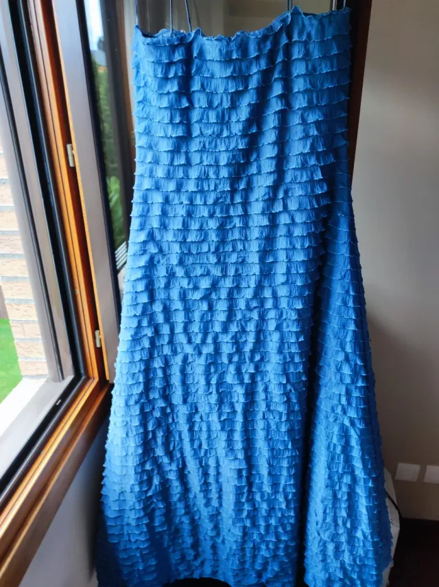 Vestido largo fiesta volantes azul.