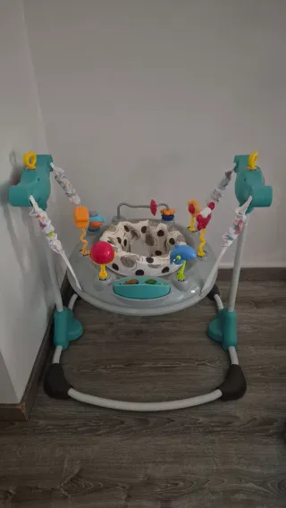 Saltitão para bebés com brinquedos