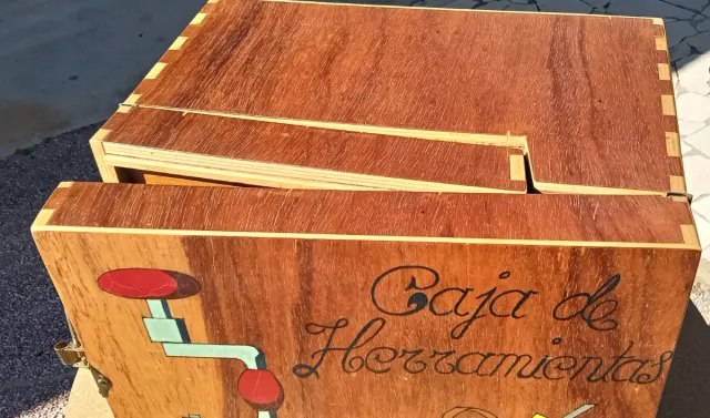 Caixa de ferramentas artesanal de madeira