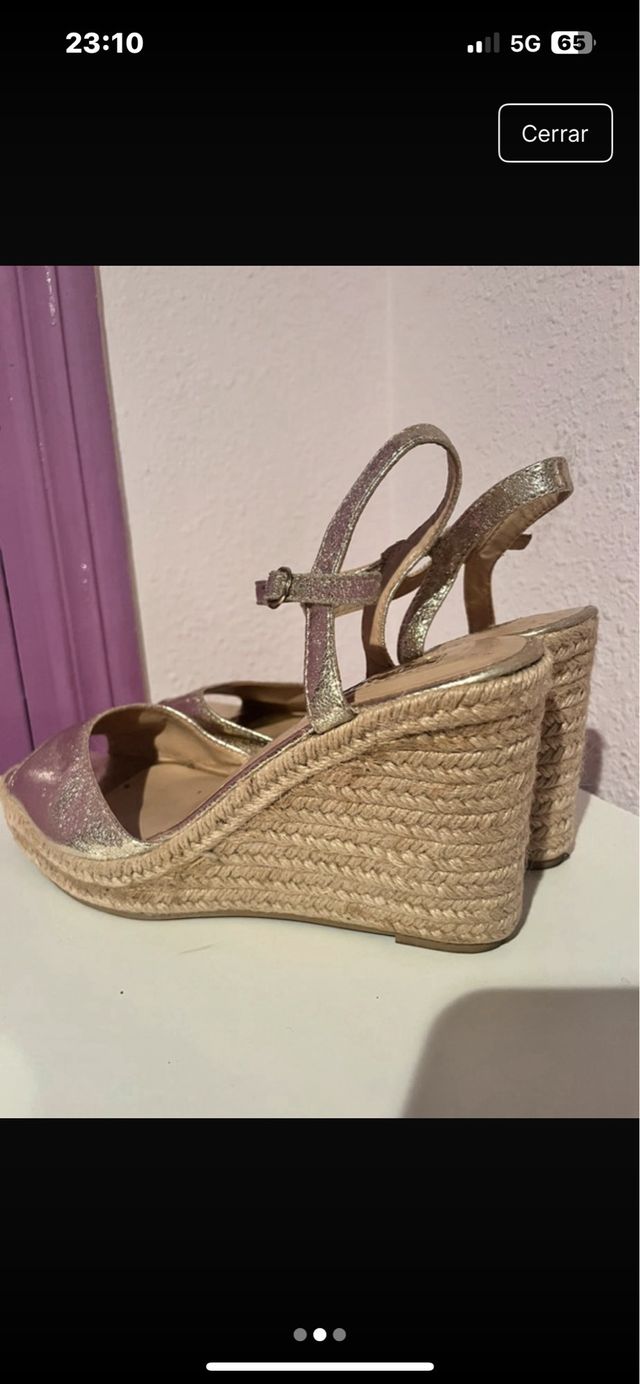 Alpargatas doradas cuña.