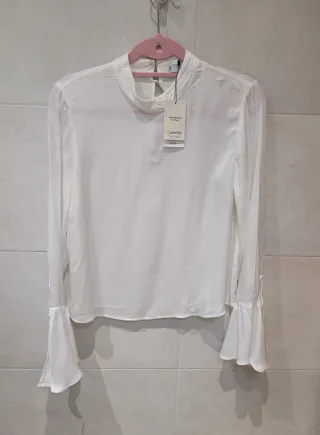 Blusa Mango cuello chimenea manga volante