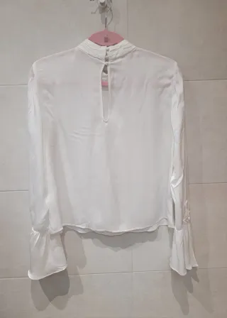 Blusa Mango cuello chimenea manga volante