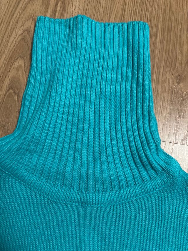 Camiseta com gola alta turquesa em poliéster