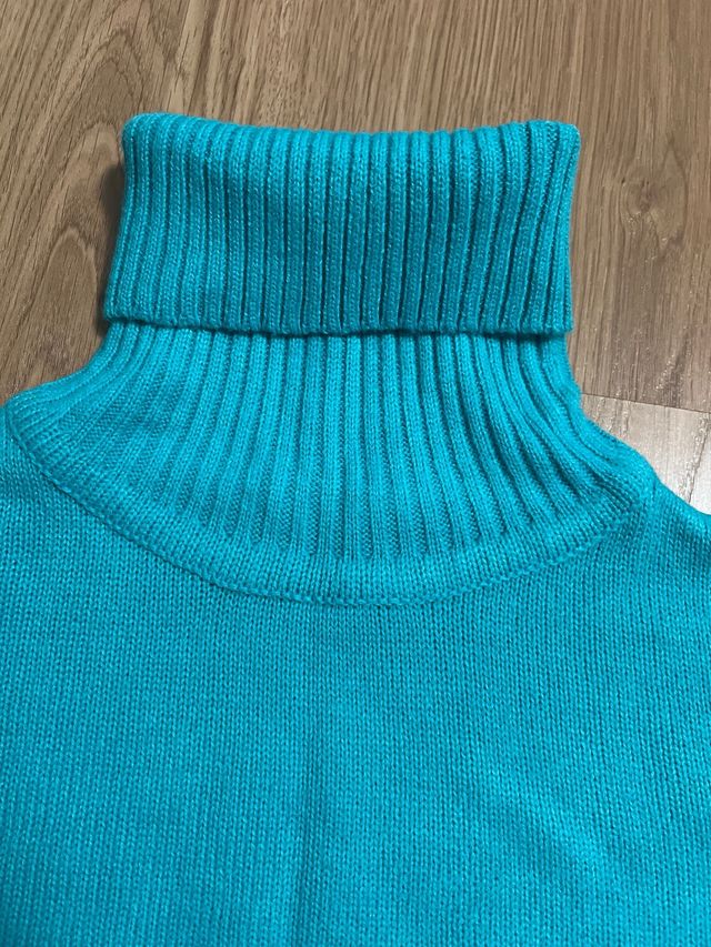 Camiseta com gola alta turquesa em poliéster