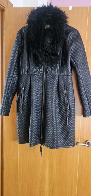 Abrigo marca Indies efecto piel negro