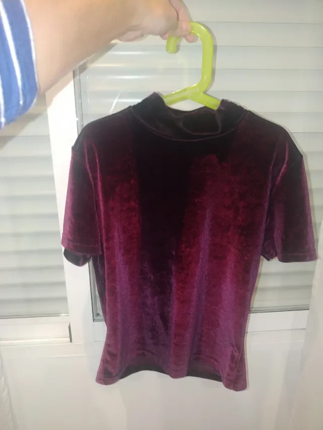 Jersey terciopelo morado cuello alto