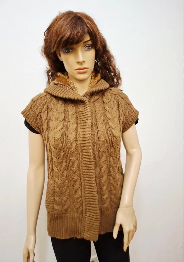Chaleco de punto marrón con capucha