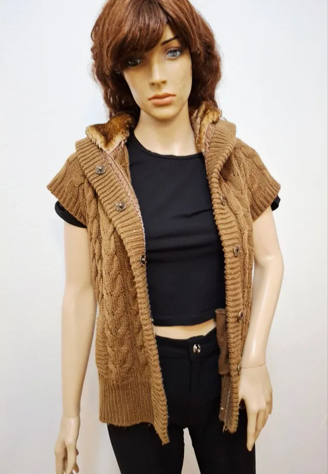 Chaleco de punto marrón con capucha