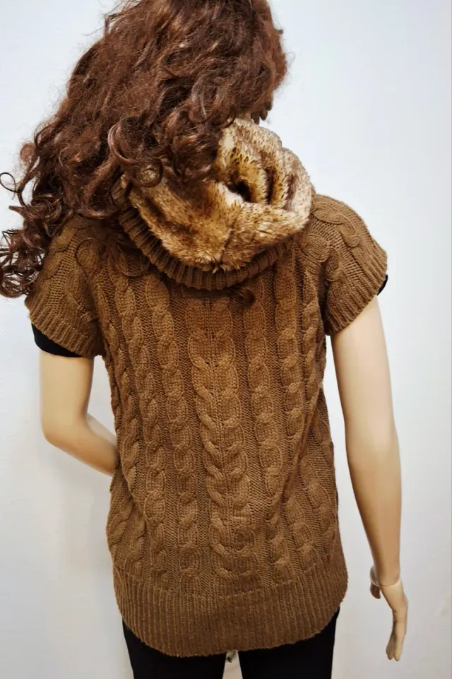 Chaleco de punto marrón con capucha