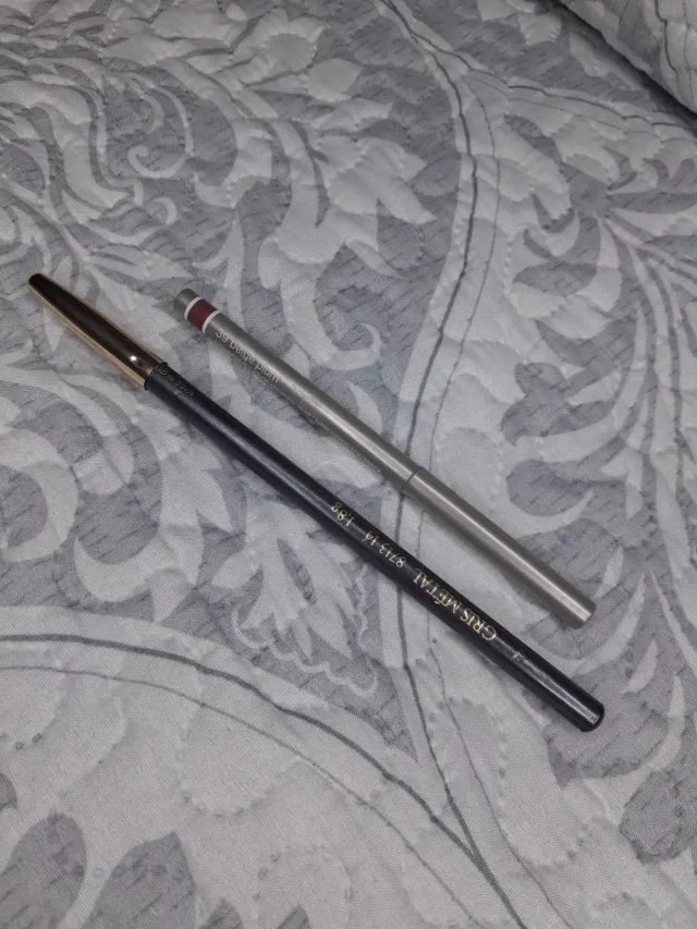 Lápiz de ojos y labios