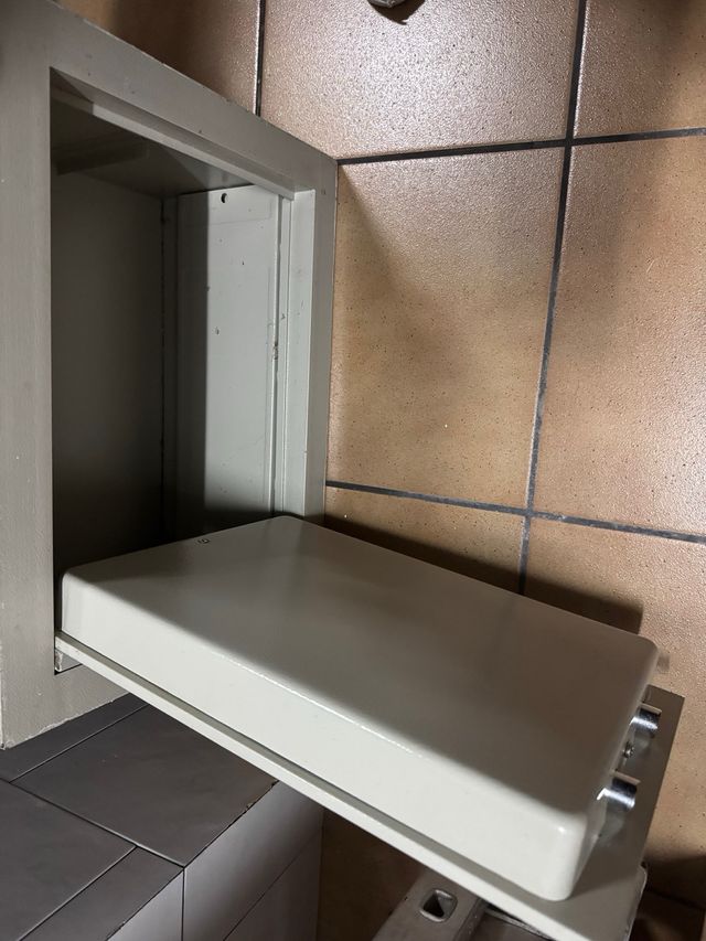 Caja fuerte gris metálica