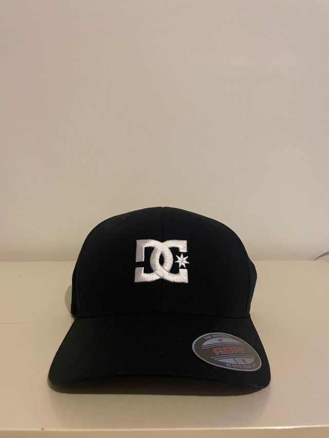 Gorra DC Negra Logo Bordado