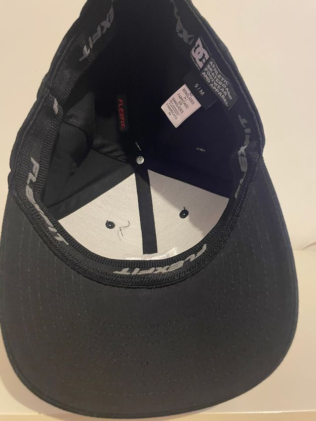 Gorra DC Negra Logo Bordado