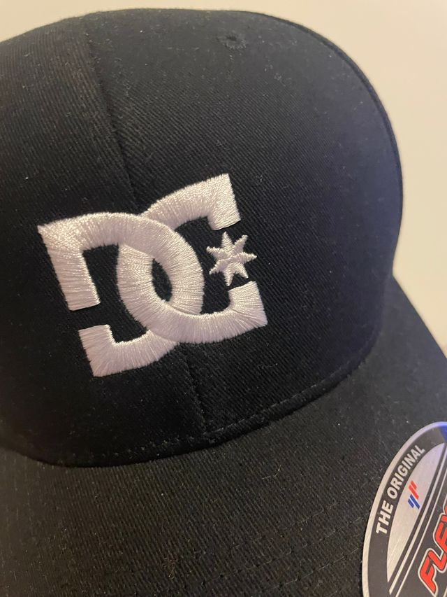 Gorra DC Negra Logo Bordado