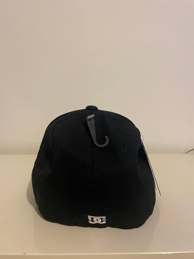 Gorra DC Negra Logo Bordado