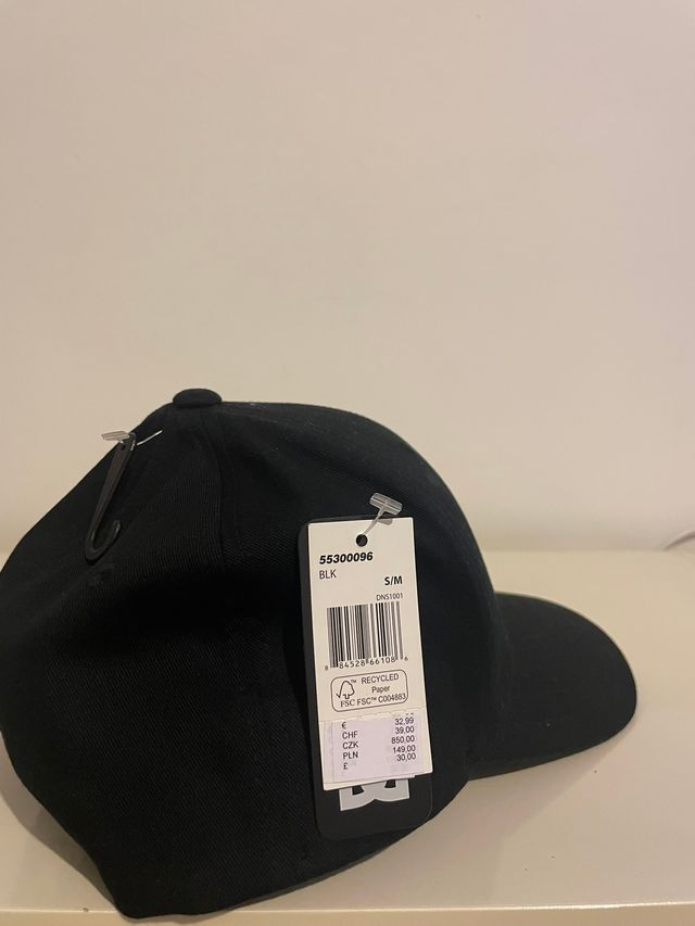 Gorra DC Negra Logo Bordado
