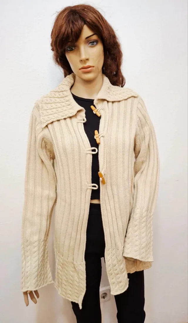 Cárdigan beige de punto con botones de madera