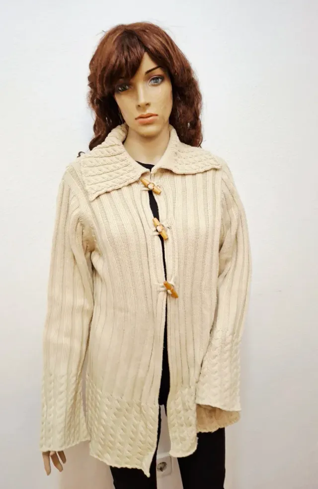 Cárdigan beige de punto con botones de madera