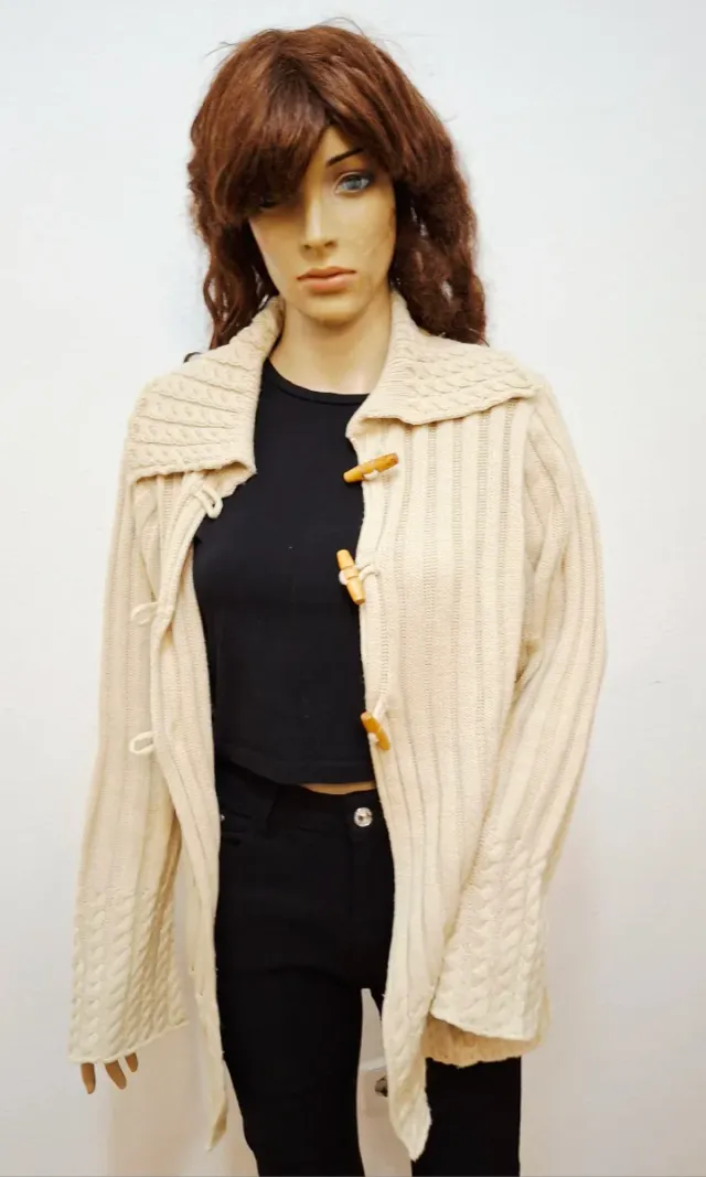 Cárdigan beige de punto con botones de madera