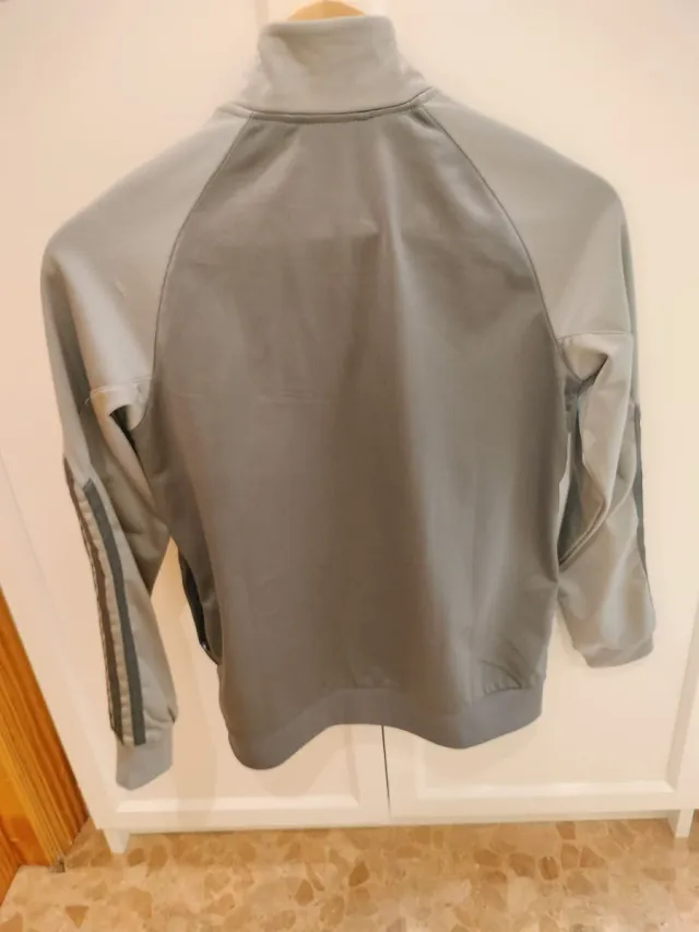 Chaqueta Adidas gris y negra Talla 11-12