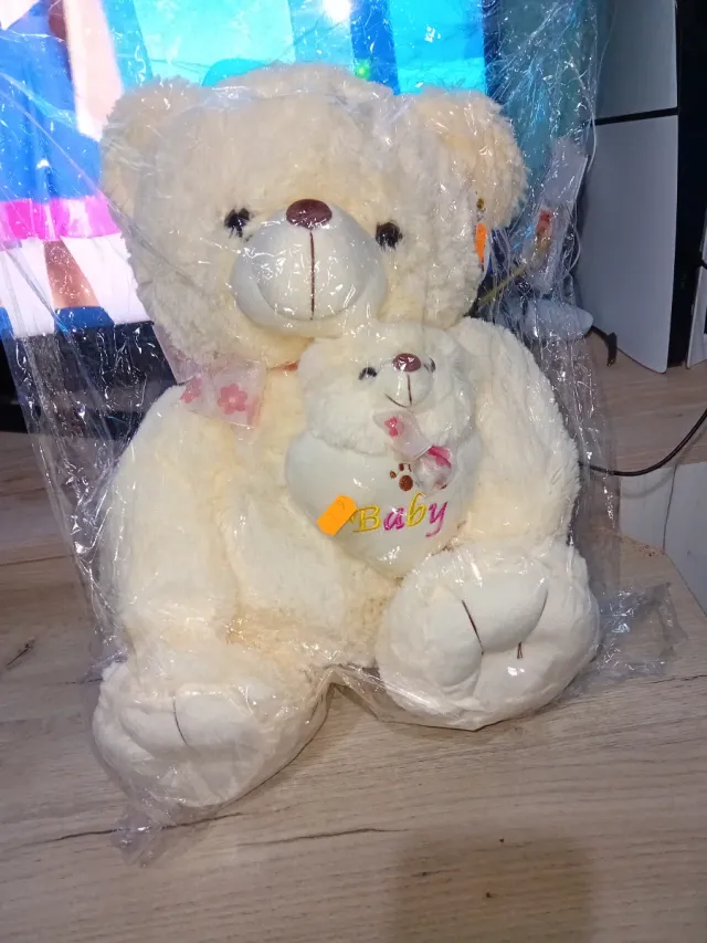 Oso de peluche blanco con bebé