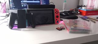 Nintendo Switch V2 + Pokémon Scudo e Spada