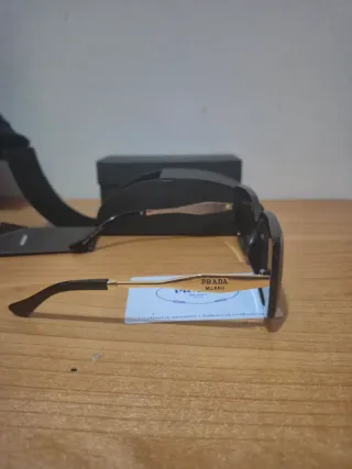 Occhiali da sole  neri (parallel1)