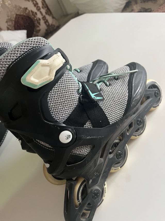 Patines en línea negros y grises