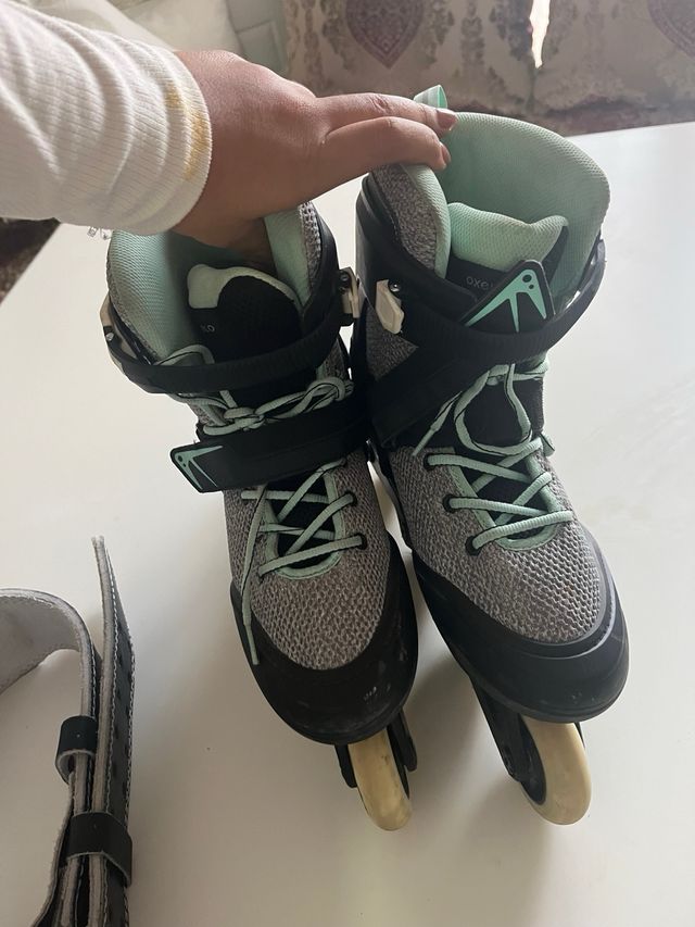 Patines en línea negros y grises