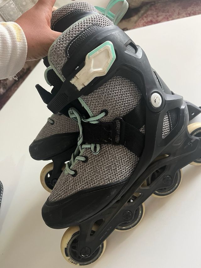 Patines en línea negros y grises